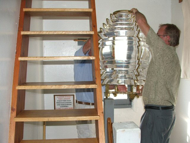images/2007_Fresnel_Lens/Lens hoisted into lamp room.jpg